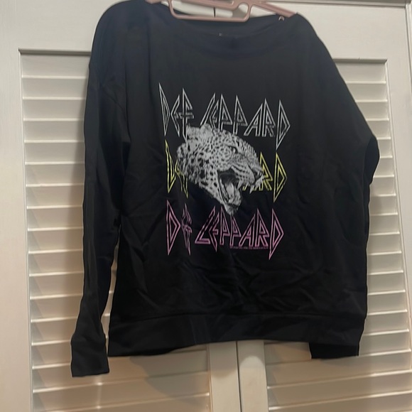 Maurices Tops - Maurices Def Leppard Pullover